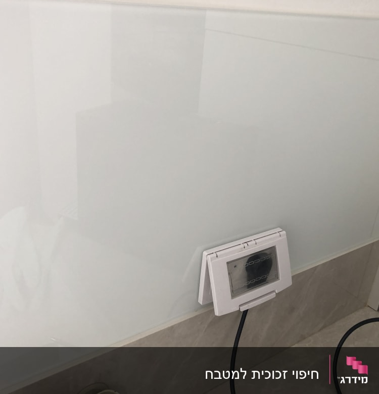 זכוכית שקופה עם מחזיק כבלים על הקיר